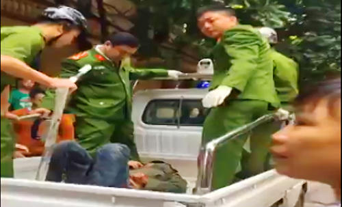 Kẻ "ngáo đá" cầm lưỡi lê uy hiếp con tin và tấn công mọi người bị công an bắt giữ.