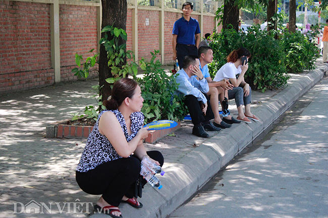 Theo Trung tâm Dự báo khí tượng thủy văn Quốc gia, thời tiết Hà Nội những ngày bắt đầu kỳ thi từ 24-27/6, tiếp tục có nắng nóng gay gắt với nền nhiệt độ cao nhất phổ biến 37- 40 độ, có nơi trên 40 độ.