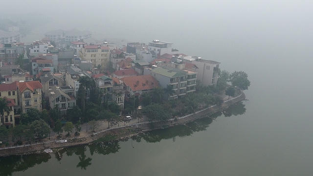 Quang cảnh thành thị trở nên mờ ảo khác thường.