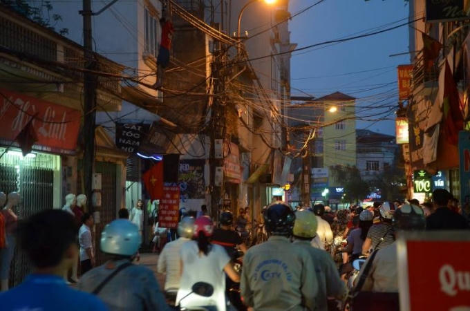 Sự việc diễn ra vào giờ cao điểm nên đã khiến giao thông ở đây bị ách tắc cục bộ.