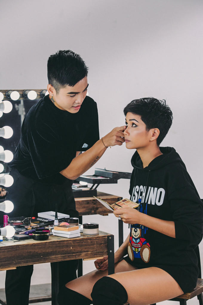 Hoa hậu H&rsquo;hen Ni&ecirc; &ldquo;dở kh&oacute;c dở cười&rdquo; khi cải trang phỏng vấn người đi đường