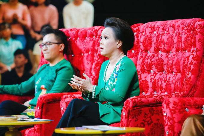 Thót tim kiều nữ Làng Hài Mở Hội nhai than, nuốt kiếm mưu sinh