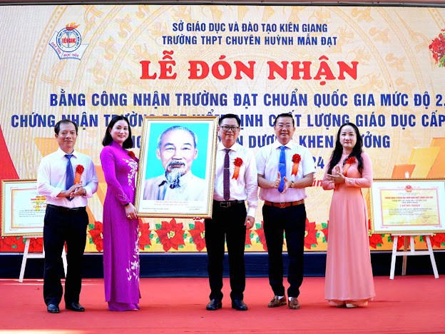 Trao chứng nhận Trường đạt chuẩn quốc gia cho Trường THPT chuyên Huỳnh Mẫn Đạt.