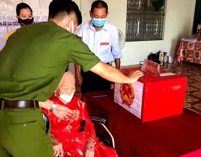 Sáng ngày 23/5, cụ Năm được con cháu, cán bộ đưa đến khu vực bỏ phiếu số 4, xã Hội Sơn để bầu cử (Ảnh: T.H).