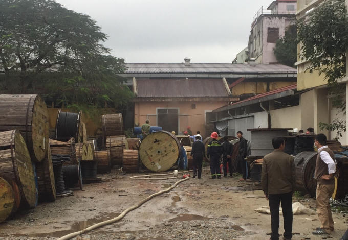 Nhiều khói mù có mùi khét khó chịu bốc ra từ kho...