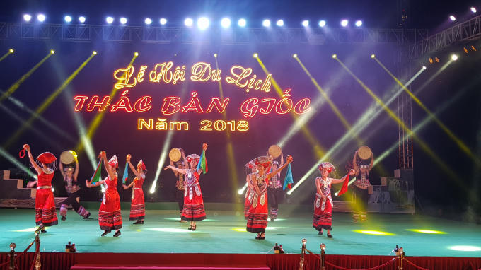 Tiết mục Văn nghệ giao lưu của Đoàn nghệ thuật Đại Tân, Quảng Tây (Trung Quốc).
