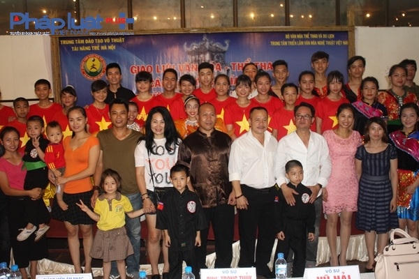 Tập thể Ban giám khảo cùng các môn sinh chụp ảnh lưu niệm.