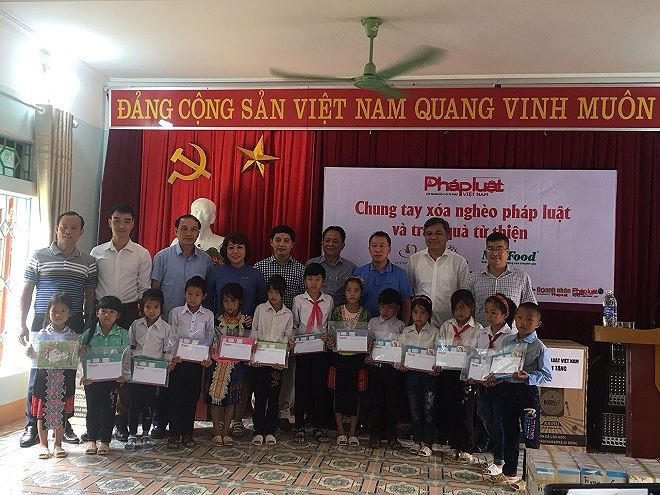 Đoàn công tác của Báo PLVN trao quà cho học sinh Trường Tiểu học Nà Nhạn 1 (huyện Điện Biên, tỉnh Điện Biên).