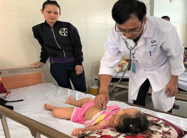 Bác sĩ Bệnh viện Quảng Ngãi đang thăm khám cho một trường hợp trẻ bị bệnh tay chân miệng. Ảnh: Dân Việt