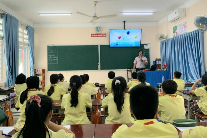 Học sinh trường THCS Phan Tây Hồ, Gò Vấp nghe clip câu chuyện “những quả bóng bay hạnh phúc” trong giờ sinh hoạt lớp.