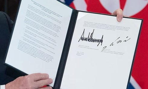 Nhìn gần văn bản của hai ông Trump - Kim. Ảnh: AFP