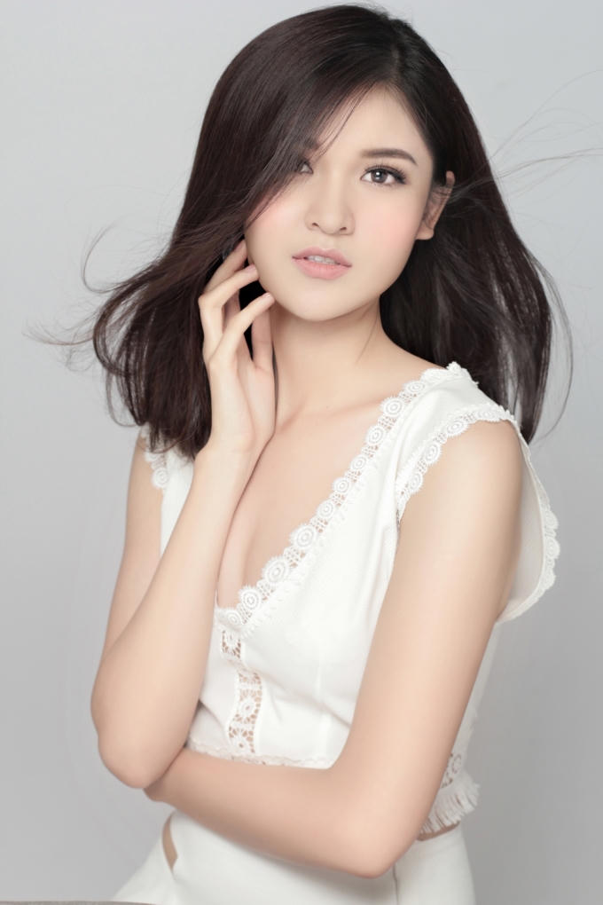 Tuy nhiên, để bước đi vững chắc, tự tin là một hành trình của sự tôi luyện. "Tôi luyện từ thần thái, suy nghĩ và kiến thức đều cần thiết. Nếu chưa đủ độ chín mà bạn quyết định tăng tốc, đôi giày lung linh kia hoàn toàn có thể khiến bạn vấp ngã", người đẹp tâm sự.