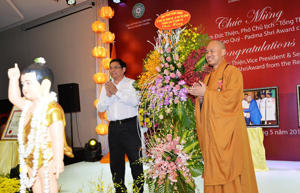 Ông Phạm Minh Chính,  Ủy viên Bộ Chính trị - Trưởng ban Tổ chức Trung ương tặng hoa chúc mừng Thượng tọa Thích Đức Thiện.