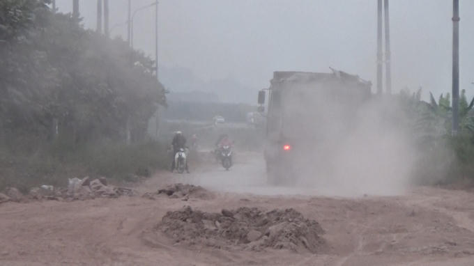 Xe tải chạy bụi mù trên đường gom QL1.