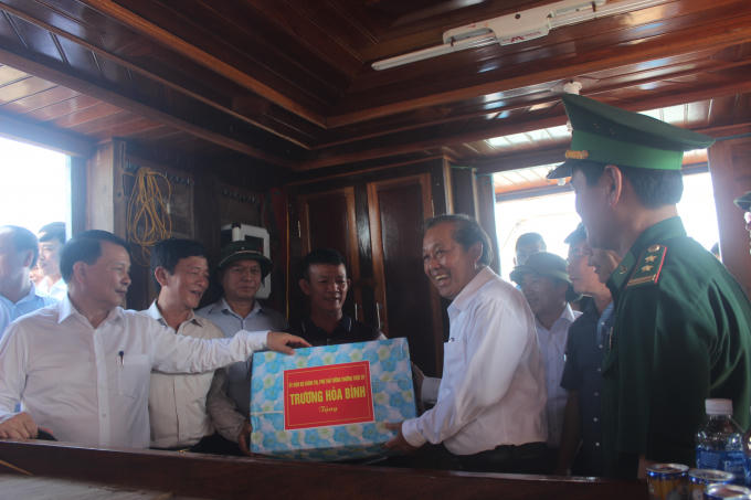 Phó Thủ tướng thăm và tặng quà chủ tàu Nguyễn Văn Chín ở thôn Thanh Khê, xã Thanh Trạch. (Ảnh: Phan Ba)