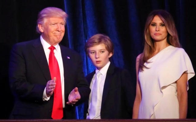 Tổng thống đắc cử Mỹ Donald Trump và vợ Melania, con trai út Barron. (Ảnh: AFP)