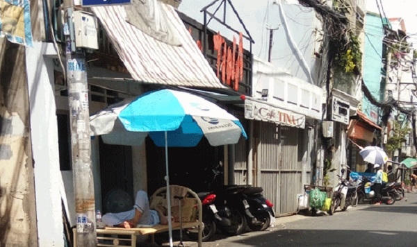 Ông cụ mất trí bị khiêng ra nằm chỏng chơ ngoài đường.