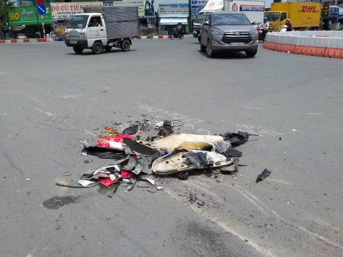 Chiếc xe máy nát vụn sau va chạm.