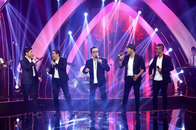 Elvis Phương hát tưởng nhớ những người bạn cũ trong ban nhạc Phượng Hoàng lừng lẫy một thời