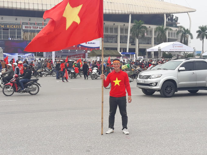Anh Đào Đức Long cho biết: "Anh đã có mặt ở đây từ sáng để cổ vũ cho đội tuyển Việt Nam. Anh hi vọng ĐT Việt Nam sẽ thi đấu hết mình vì màu cờ sắc áo". Anh dự đoán Việt Nam sẽ thắng với tỉ số 2-0.