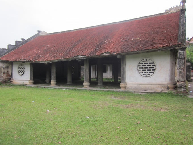 Đình Vân Thị với hơn 300 năm tuổi đời, hằn in những tháng năm thăng trầm lịch sử. Mái đình xưa cũ võng xuống, đang từng ngày oằn mình chống chọi với bao khắc nghiệt gió mưa.