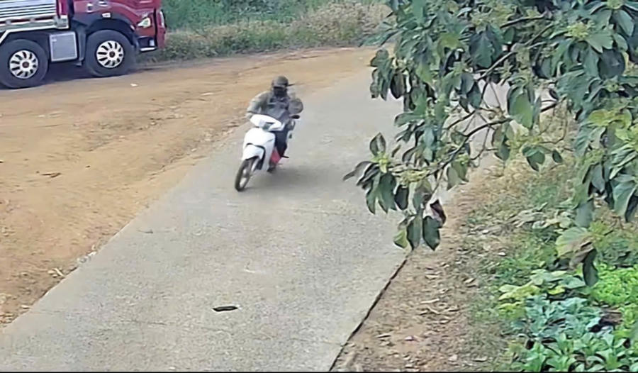 Sau khi gây án đối tượng bỏ trốn bằng xe máy. Ảnh: Công an Lâm Đồng trích xuất từ Camera