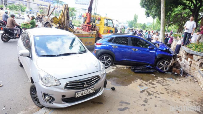 Chiếc ô tô màu xanh tông vào 5 xe máy đang dừng chờ đèn tín hiệu, rồi tiếp tục lao về phía trước đâm vào xe 4 chỗ màu trắng bạc.