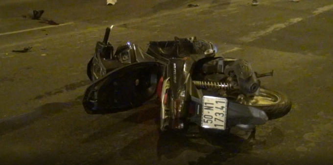 Hai chiếc xe máy tại hiện trường