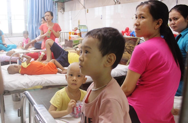 Những em b&eacute; ung thư mang chai dịch truyền đ&oacute;n Tết thiếu nhi