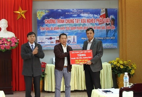 Tổng Biên tập Đào Văn Hội thay mặt Báo Pháp Luật Việt Nam tặng sách, báo cho UBND huyện Vân Đồn.