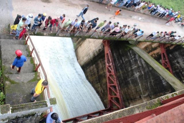 Tập trung trên đập xả tràn.