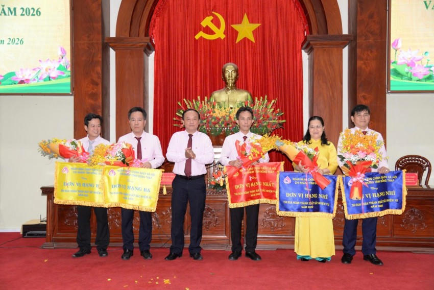 Khen thưởng các tập thể, cá nhân có thành tích xuất sắc