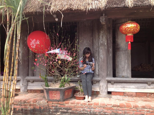 Quá trình thi công căn nhà cũng khá kỳ công mất khoảng gần 2 năm mới hoàn thiện. Hệ thống xương chính của ngôi nhà đều làm bằng gỗ lim được ăn mộng với nhau một cách chắc chắn, không dùng đinh. 