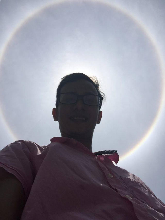 Người dân ghi lại khoảng khắc tuyệt đẹp này.