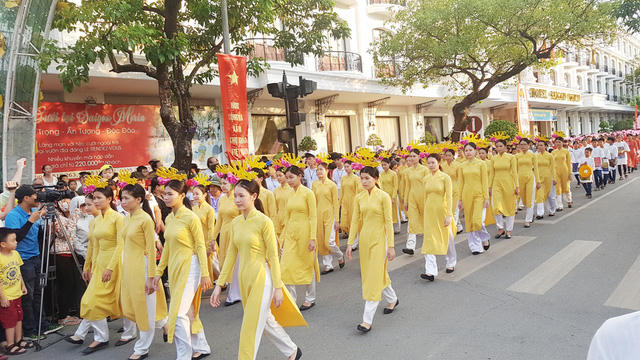 Đoàn áo dài.