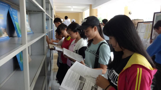 Các em học sinh say mê bên thư viện mi ni do thầy Lê Quốc Châu sáng lập.
