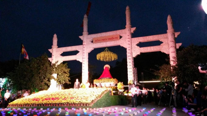 Tất cả những chư khách và người dân trong và ngoài thành phố tề tựu về chùa Hồng Phúc trong niềm hoan hỷ và niềm kính tín.