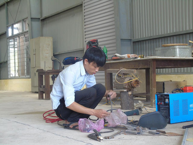 Với mong muốn tạo ra một sản phẩm giá rẻ cho người khuyết tật, Nguyễn Mạnh Hùng đã nghiên cứu để tạo ra một chiếc xe lăn điện