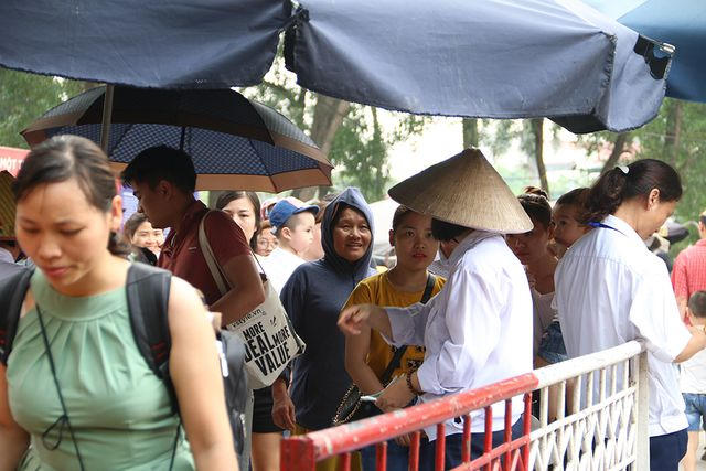 Nhân viên kiểm soát vé làm việc "luôn tay luôn chân" từ sáng sớm đến chiều tối, trong những ngày nghỉ lễ.