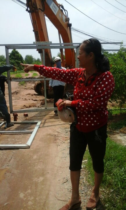 Bà Trần Thị Vết nói" Đất đai bị giải tỏa, đền bù chưa giải quyết xong mà đã rào chắn đất của chúng tôi"