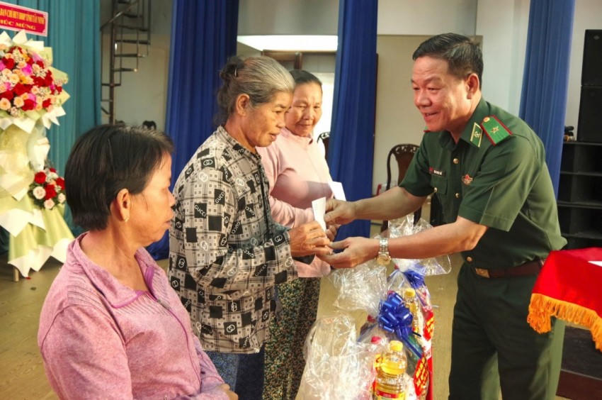 Thiếu tướng Văn Ngọc Quế - Phó chủ nhiệm Chính trị BĐBP tặng quà cho gia đình chính sách, hộ nghèo, gia đình tích cực tham gia cùng BĐBP trong quản lý và bảo vệ biên giới