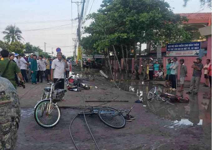 Người dân tập trung theo dõi vụ việc.
