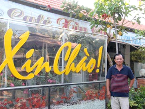 Ông Nguyễn Văn Tấn, chủ quán “Xin Chào” bị Công an huyện Bình Chánh khởi tố do chậm làm đăng ký kinh doanh.