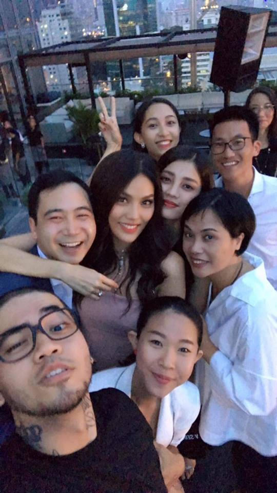 Cả hai hạnh phúc trong sự chúc mừng của bạn bè