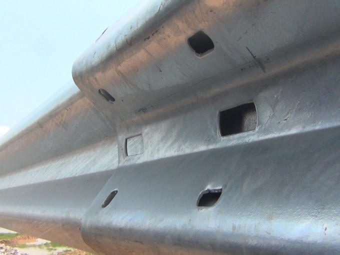 Những chiếc hộ lan không còn một chiếc đinh ốc nào.