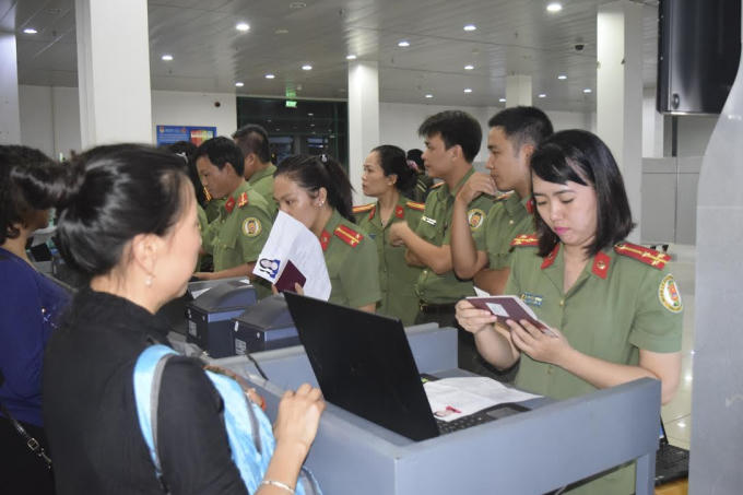 Cán bộ Phòng Quản lý xuất nhập Cảnh Công an tỉnh Thừa Thiên Huế phối hợp hướng dẫn cho hành khách thực hiện thủ tục xuất nhập cảnh.