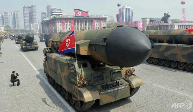 Một tên lửa được trưng bày trong lễ diễu binh hôm 15/4 của Triều Tiên. (Ảnh minh họa: AFP)