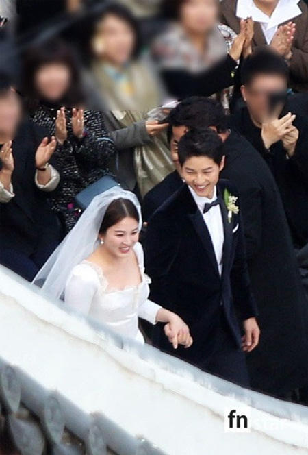 Song Joong Ki - Song Hye Kyo chìm đắm trong hạnh phúc, không ngừng trao nhau những ánh mắt, cử chi đẩy yêu thương.