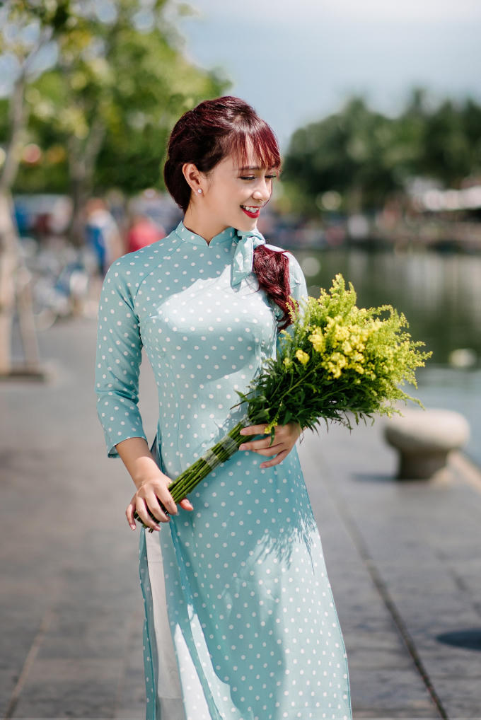 Trong tà áo dài, Gia Hân được mọi người nhận xét trông như một nữ sinh.