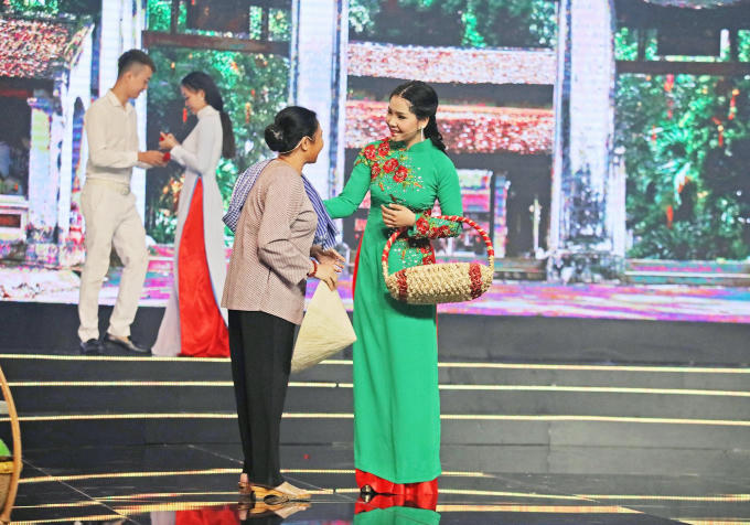 Mai Xuân Thy - Tiết mục Bông hồng cài áo.